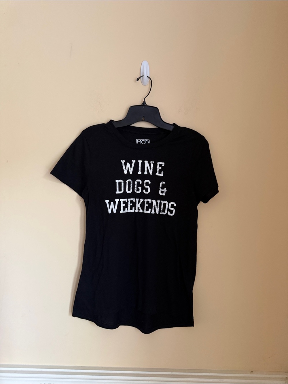 Modern Lux Black "Wine Dogs & Weekends" Pet Lover Tee Size Medium